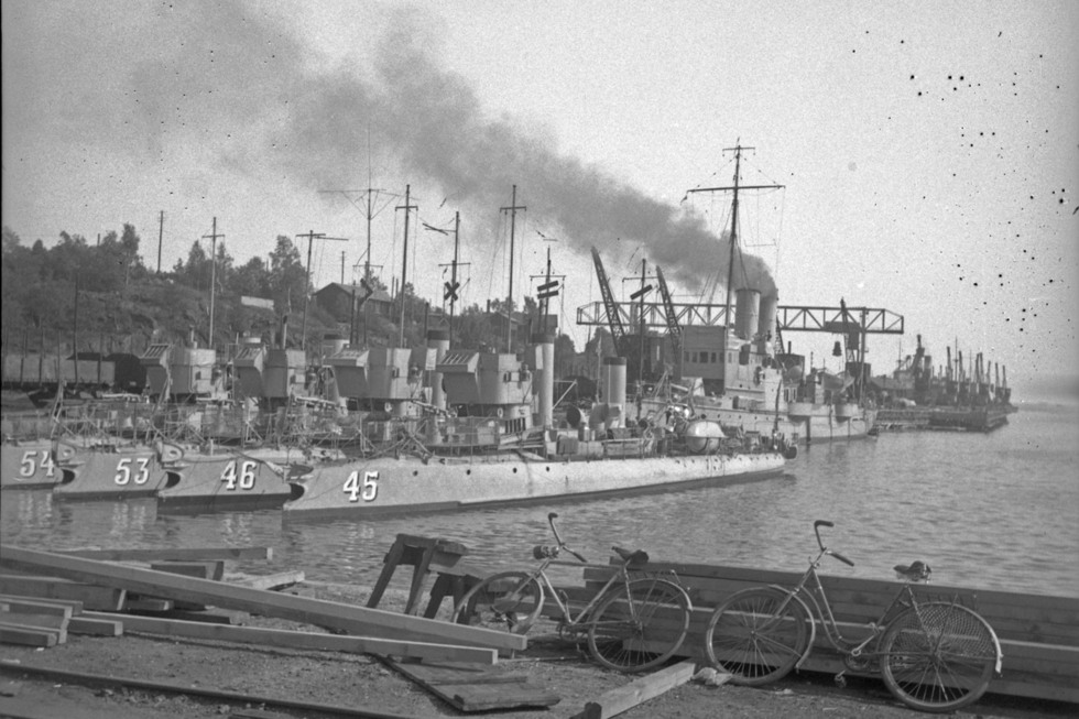 Svenska torpedbåtar utanför Oxelösunds hamn 1939. Hamnen var minerad och hårt bevakad under krigsåren – ett strategiskt nav där järnmalm skeppades ut till krigets stormakter. Foto: Iwar Nilsson, Sörmlands museum.