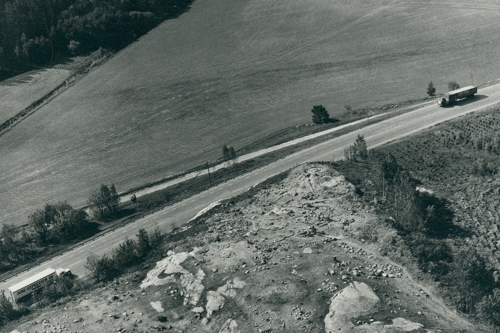 Svartvitt flygfoto över det undersökta gravfältet.