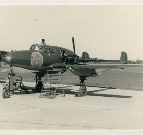 Svenskt jaktplan "J21" på Svea Flygflottilj i Uppland. 