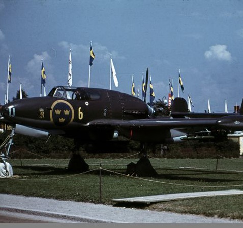 Svenskt jaktplan J21 på utställning 1950. Motorerna som tillverkades i Ärnaberget användes i denna typ av flygplan. Foto: Hakelier, Örebro Stadsarkiv, CC-BY