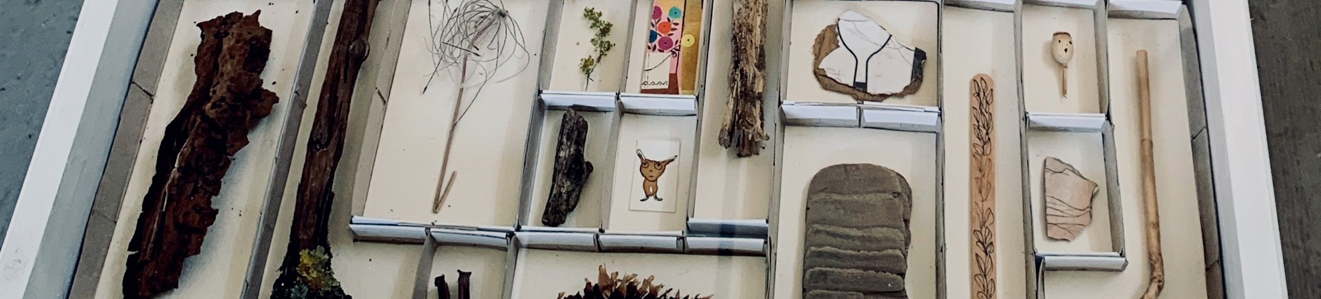 En vägg prydd med färgglada bokstäver i olika storlekar och stilar.