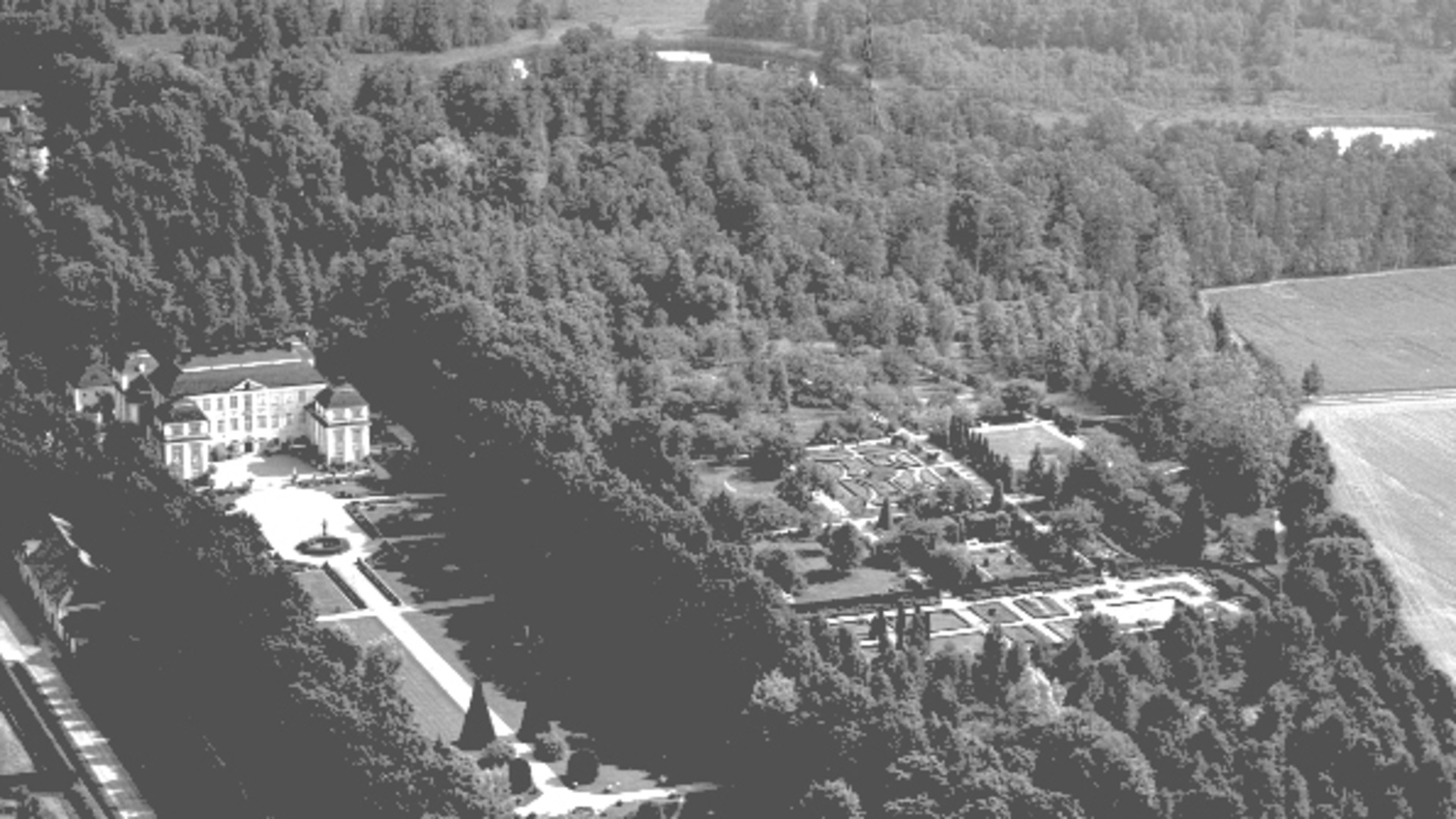 Ericsbergs slott med delar av godsets mark, år 1939. Torpet Björnkällan låg på Ericsbergs ägor.Foto: Olof Liljekvist/Flygtrafik AB