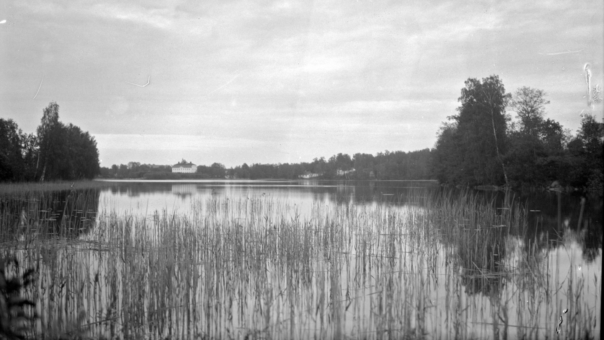 Yxtaholms herrgård från sjösidan. Foto: W. Johansson, Sörmlands museum.