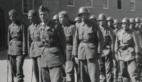 Soldater uppställda på led på kaserngården i Strängnäs 1943.