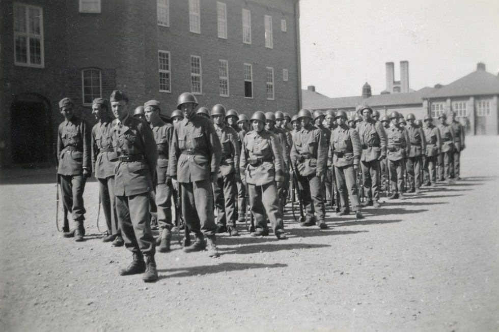 Soldater uppställda på led på kaserngården i Strängnäs 1943.
