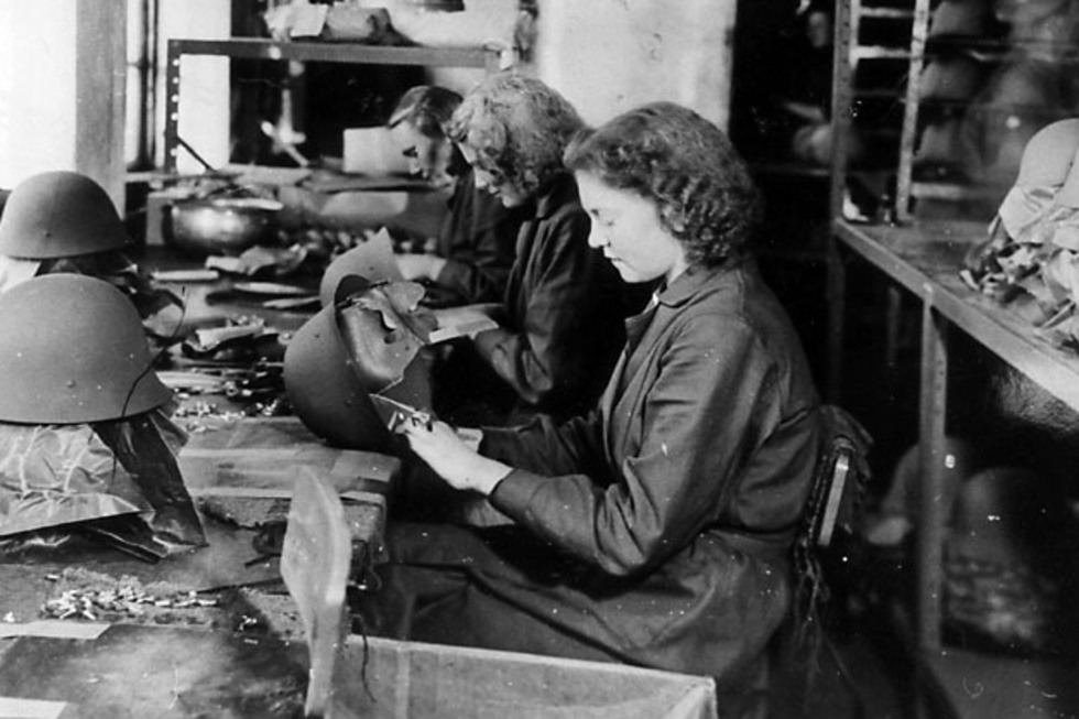 Kvinnor monterar inredning i hjälmar under andra världskriget, Eskilstuna Stålpressnings AB. 