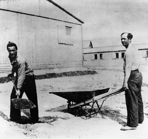 Tvä män bygger bostadsbaracker i Läggestaviken, interneringsläger för polacker.