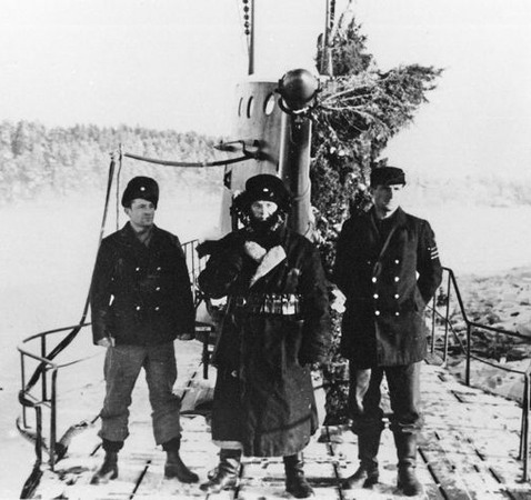 Två polska militärer och en påpälsad svensk påvakt 1941.