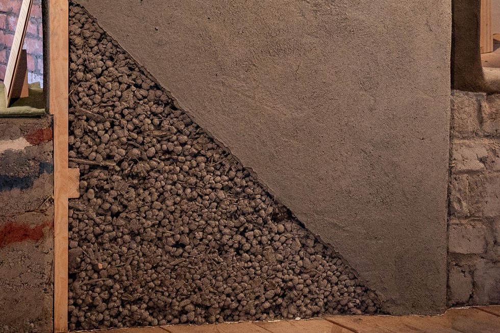 En vägg är fylld med lecalera och har sedan lerklinats.