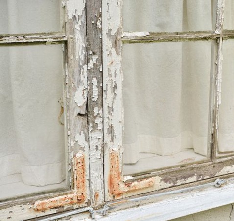 Ett träfönster målat med vit färg