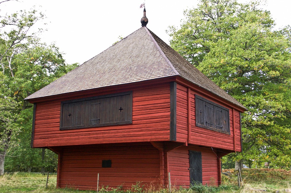 En röd fatabur med mörkt tak