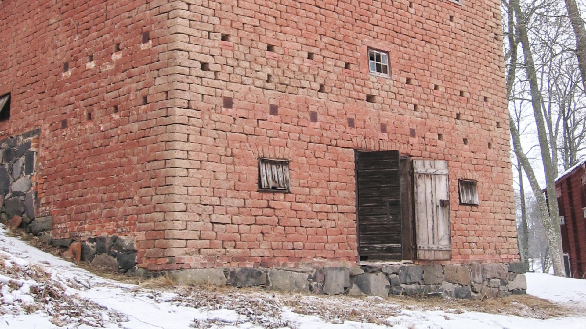 En lerstenbyggnad på vintern