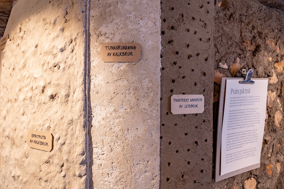 Spritputs och tunngrundning av kalkbruk samt grovputs av lerbruk.