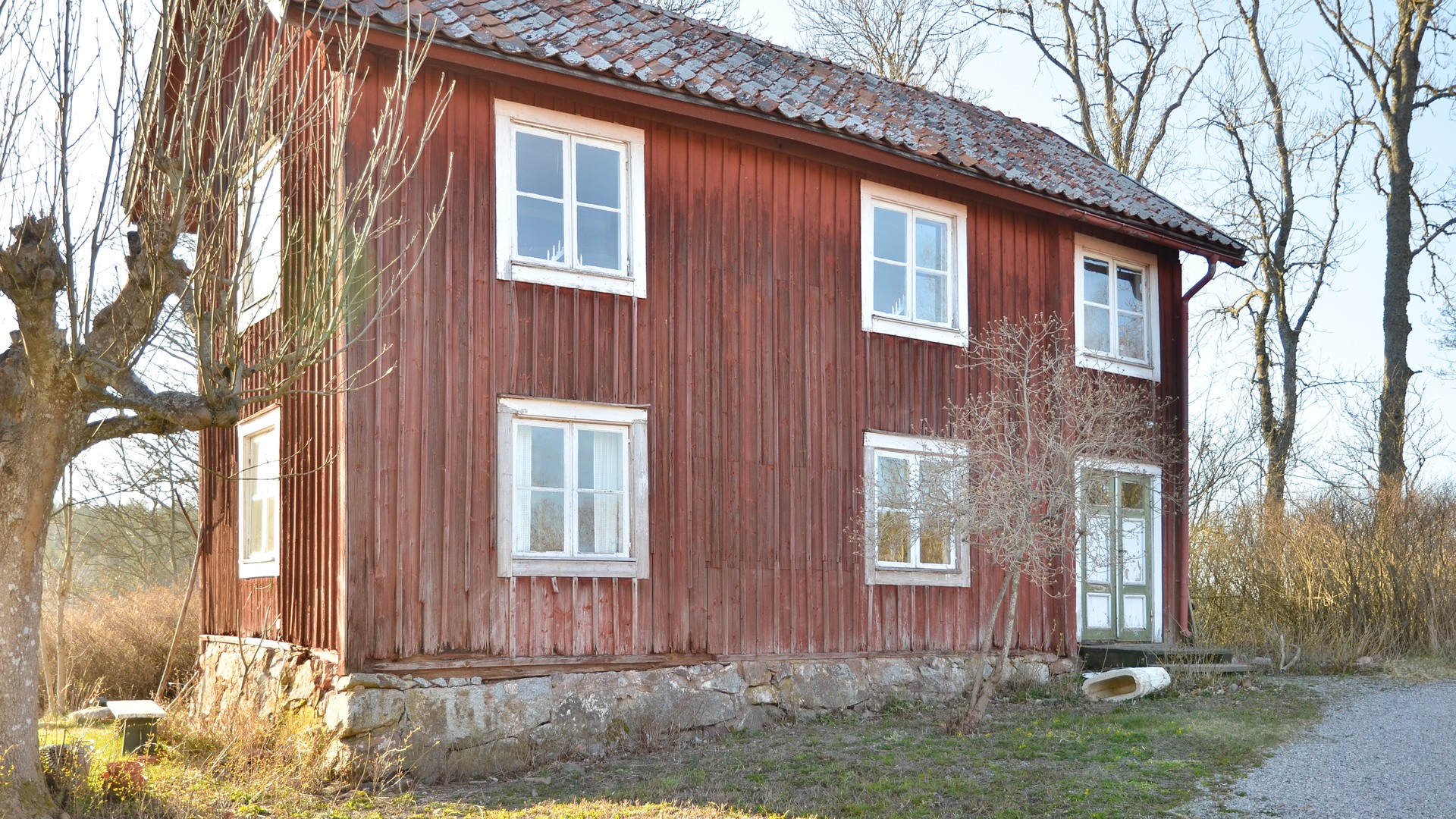 Ett hus meds torpargrund och en sockel av naturstenar