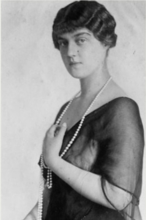 Ett svart-vitt foto på Maria klädd enligt 1920-talets mode.