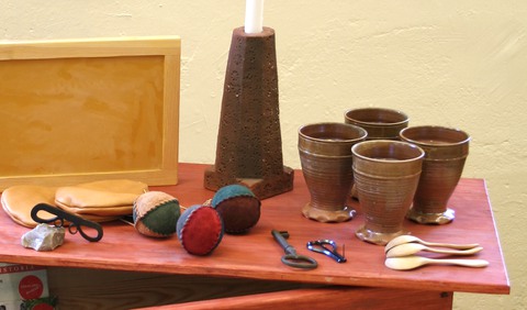 Kopior av medeltida föremål: jongleringsbloggar, muggar, skedar, mungiga och en skinnpåse