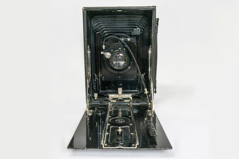 Hopfällbar bälgkamera, "klappkamera", med trästomme och metallbotten. 