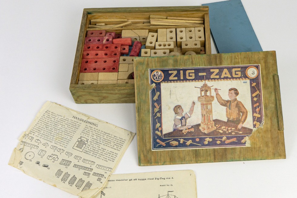 Ett paket med gamla träbyggklossar, på lådan står namnet Zig-Zag.