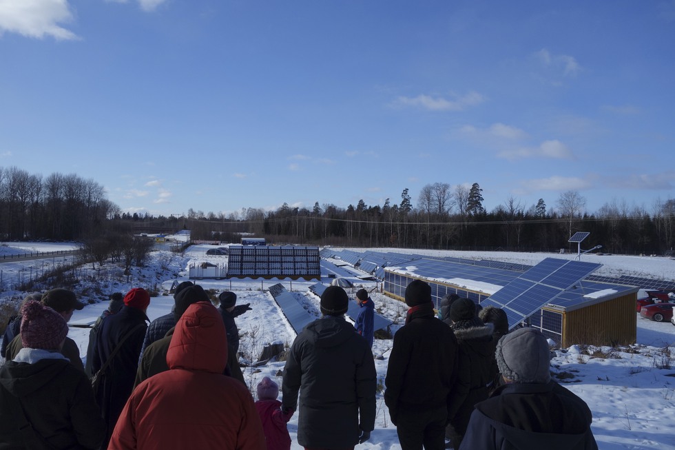 Besökare lyssnar på Johan Ehrenberg som berättar om ETC solpark i Katrineholm.