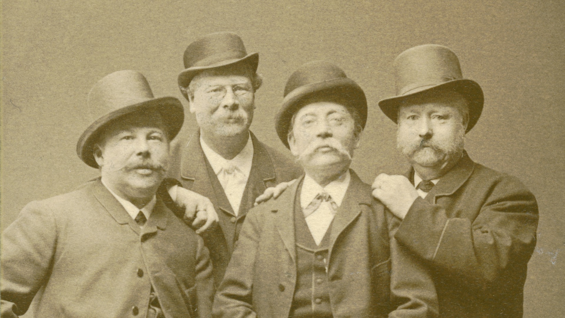Fyra män med hatt.