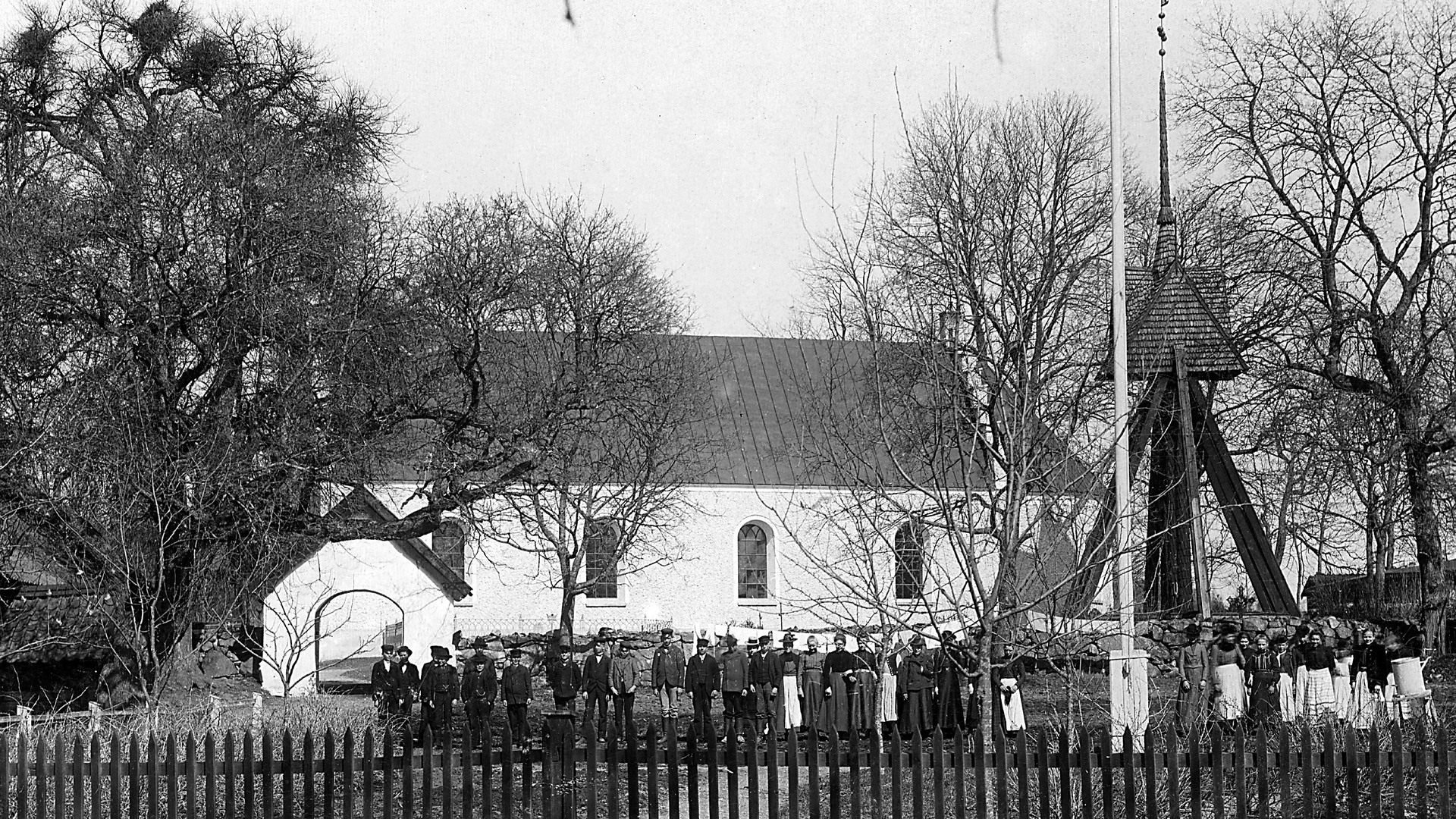 Människor står framför Lilla Malma kyrkan.