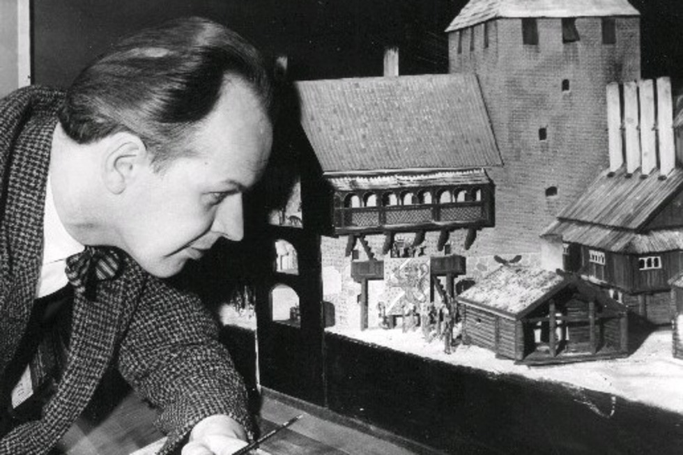 En man ser på en modell av Nyköpingshus
