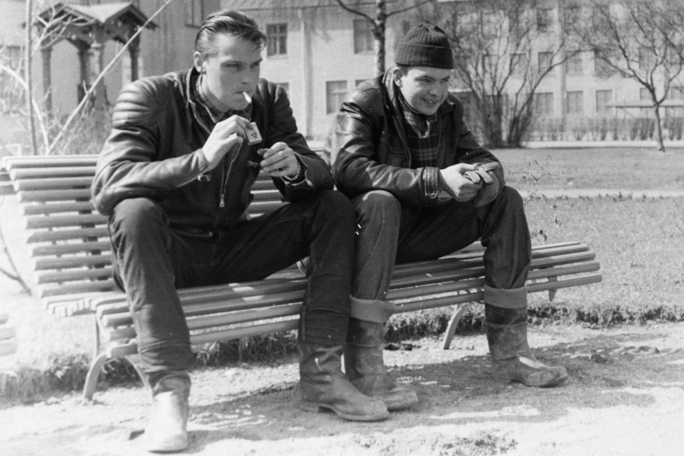 svartvit bild, två unga män på bänk.