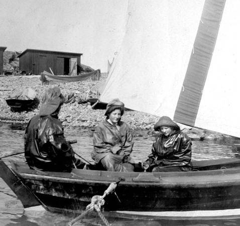 Tre personer i en båt.