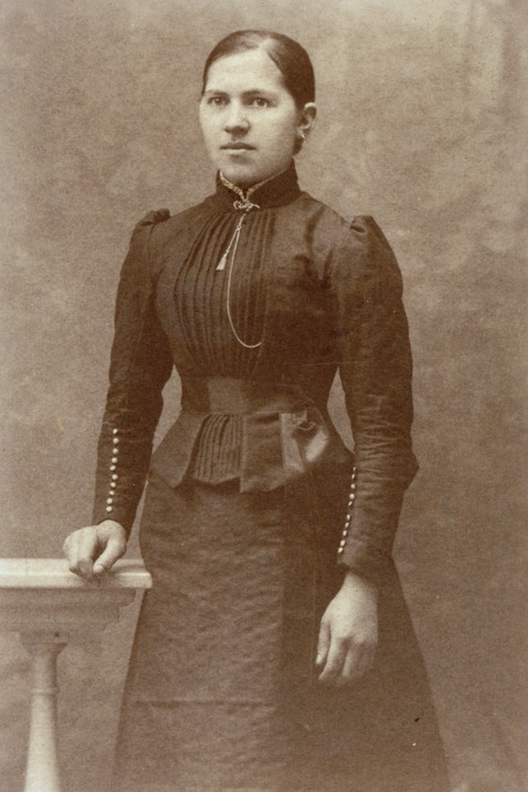Porträtt föreställande en ung kvinna klädd i mörk klänning.