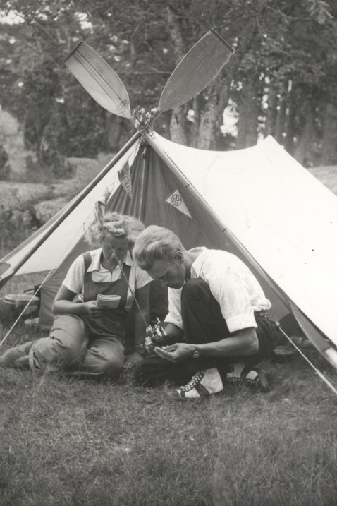 en man och kvinna framför ett tält.