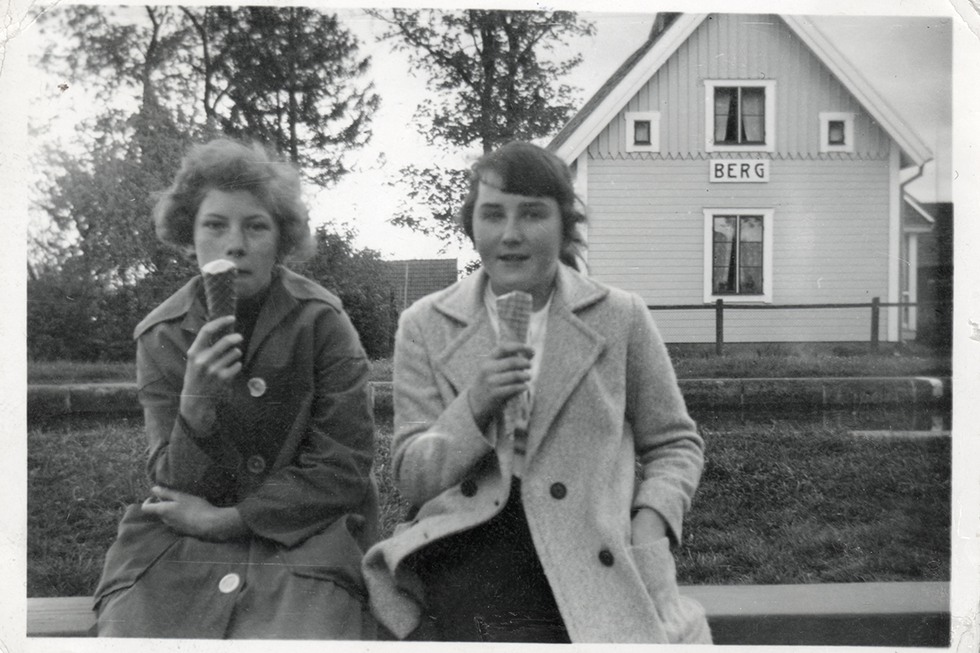 Två flickor äter glass.