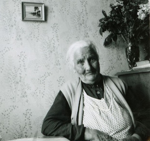 En äldre kvinna.
