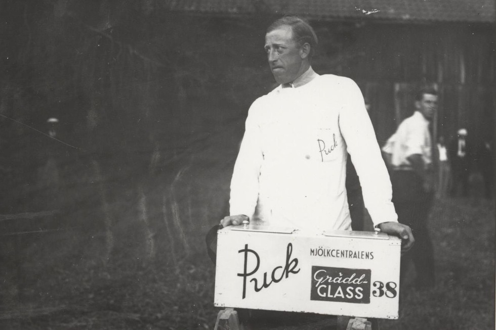 En man säljer glass, på glasskartongen står "Puck, Mjölkcentralens Gräddglass, 38".