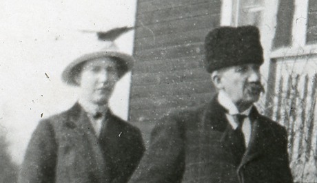 Svartvitt foto föreställande en man och en kvinna. Båda klädda i ytterrock och hatt.