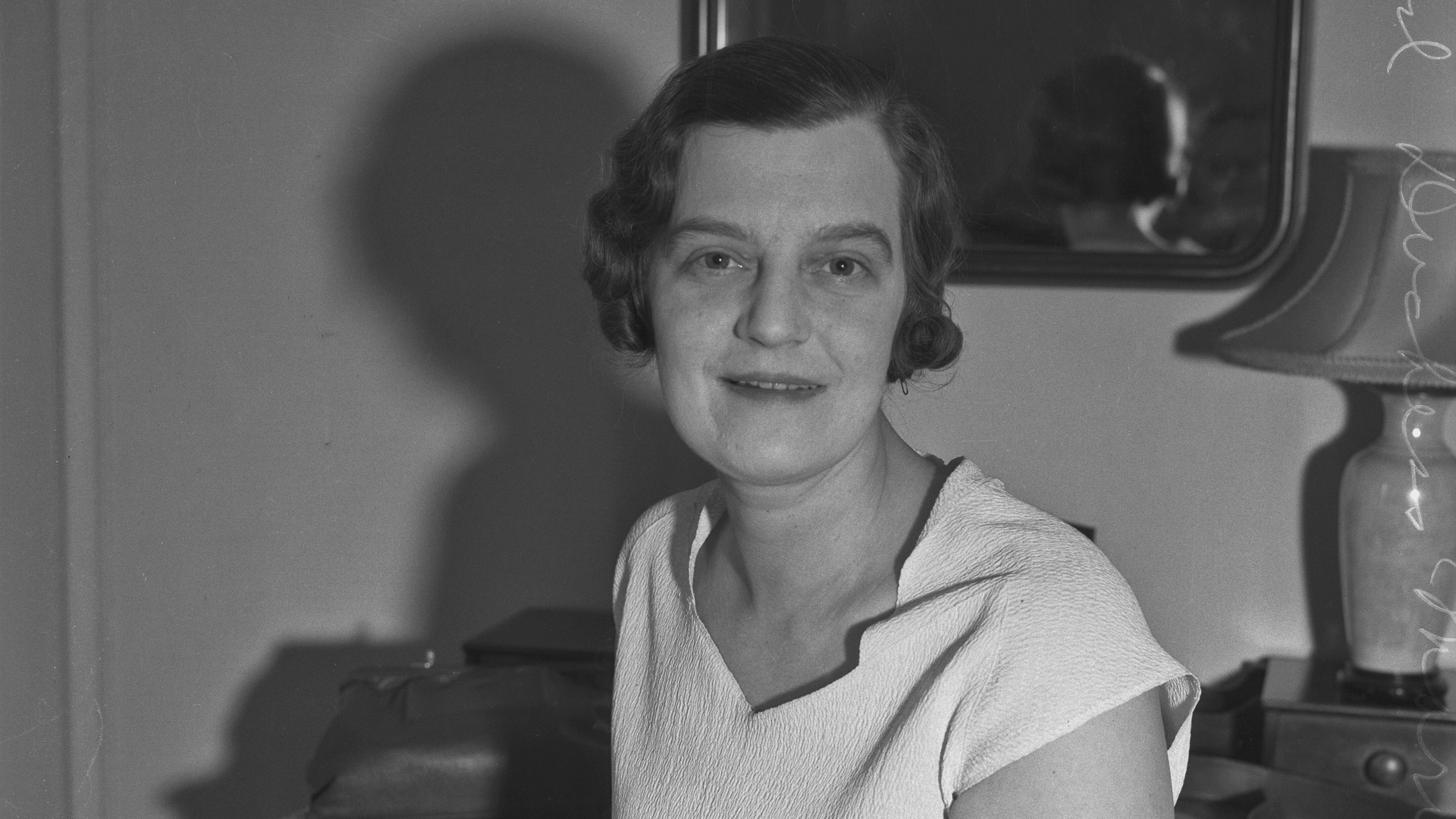 Et svart-vitt porträtt på Maria Pavlovna i en vit blus.