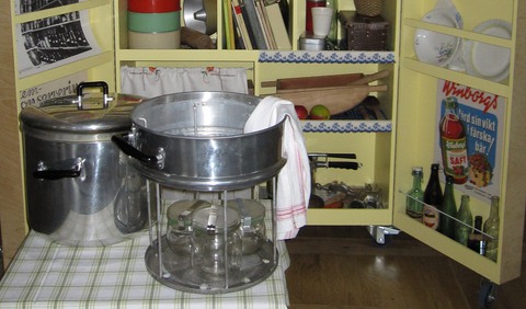 Köksprylar, framförallt en stor gryta och konserveringsapparat