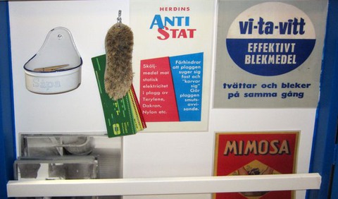 En tvättborste och reklam för tvättmedel från 1950-talet