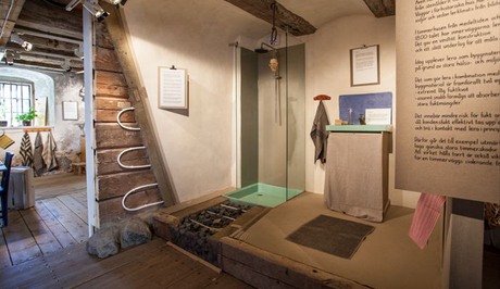 Badrum byggt av lera och andra naturmaterial.