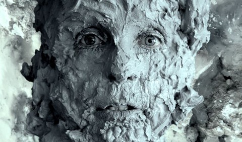 ett ansikte i lera