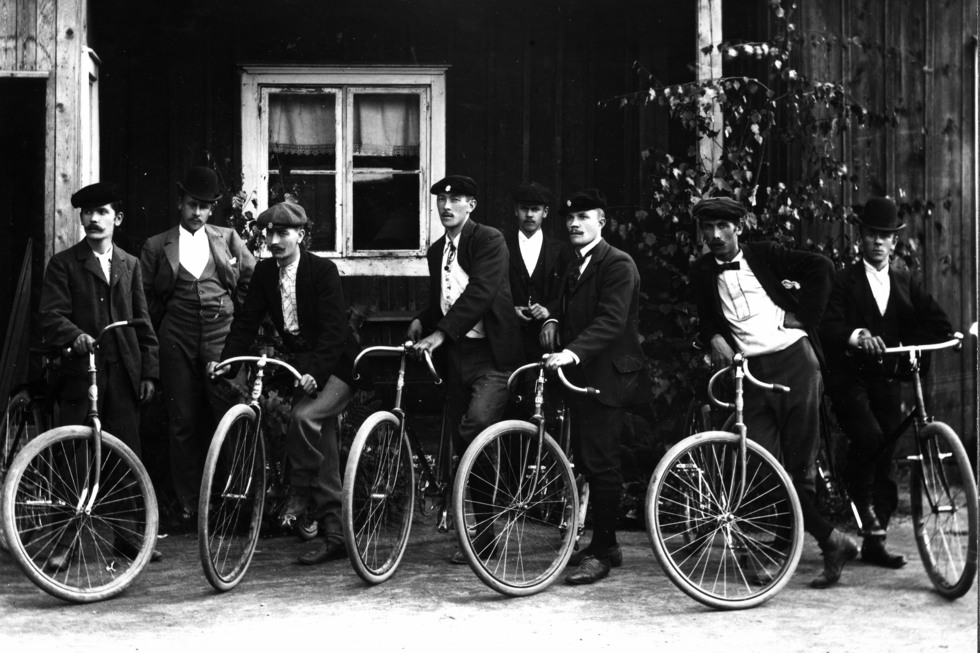 svartvitt foto, åtta unga män med cyklar.