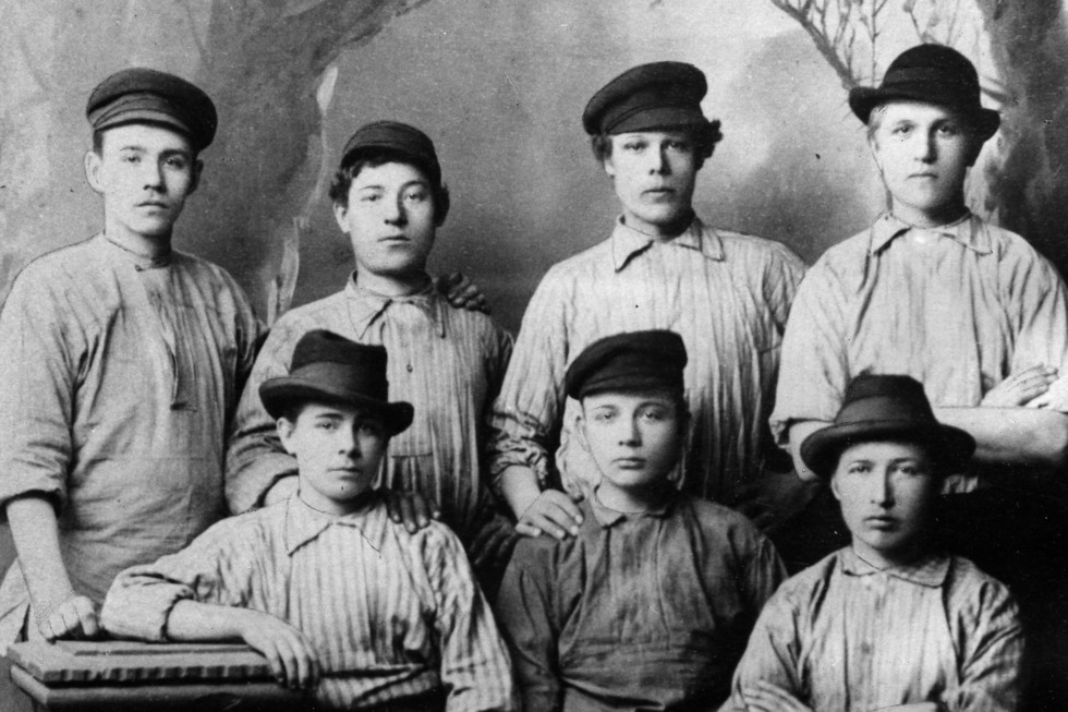 Sju unga män, filhuggare år 1888.