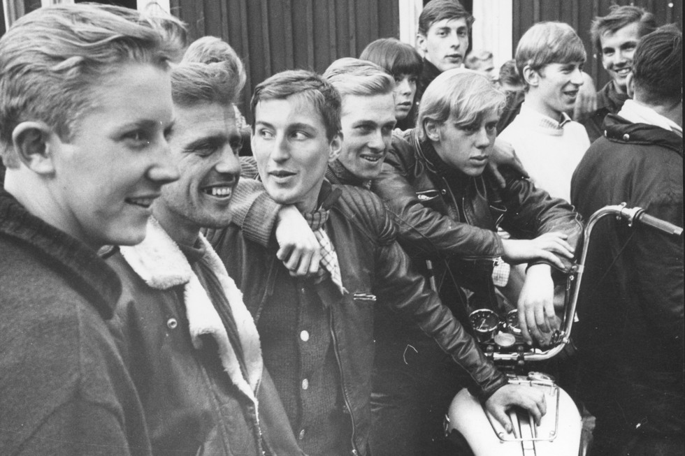 svartvit bild, unga män med en motorcykel.