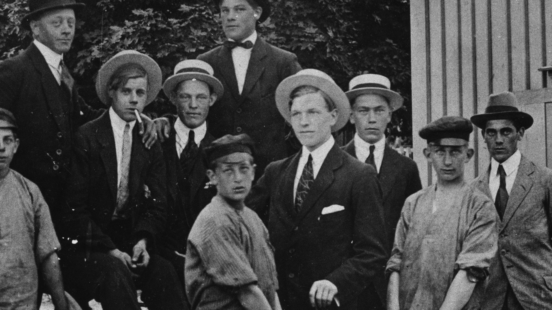 Svart vitt foto unga män med hatt.